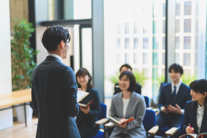 関係者全員から承認を得るシーン